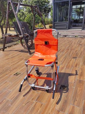 Empat Roda Aluminium Alloy Staircase Stretcher Kain PVC Lipat Untuk Transfer Pasien Darurat