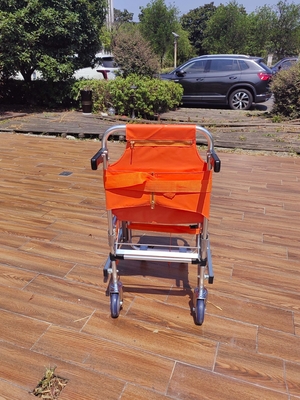 Harga yang bagus Empat Roda Aluminium Alloy Staircase Stretcher Kain PVC Lipat Untuk Transfer Pasien Darurat on line